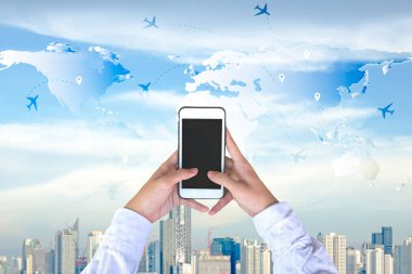 Uçakta telefonu ile iş adamı kontrol dünya haritası. Seyahat ve Turizm kavramı, şehir arka plan. Uçak rota.