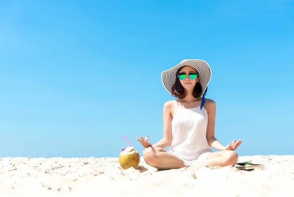 Letni Dzień Azjatycki Styl Życia Kobiet Jogi Relaksujące Szczęśliwy Plaży — Zdjęcie stockowe