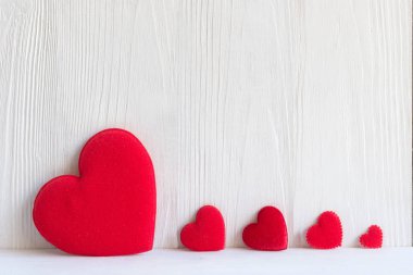 Sevgililer günü. Yastık dikilmektedir kalpleri satır sınırında kırmızı clothespins whie arka plan. Mutlu sevgililer günü kartı kopya alanı, sahte. Sevgililer kavramı