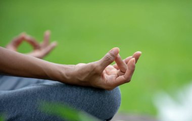 El kadın kıdemli yoga kapatın ve lotus meditasyon poz ve doğa parkta, sakin ol. Sağlıklı ve Yoga kavramı