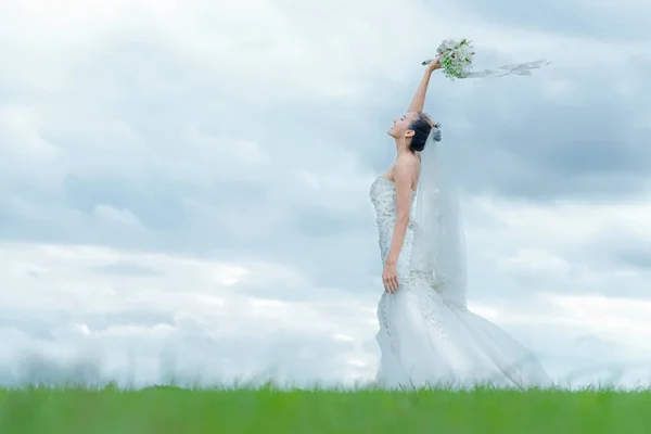 Mariée Tient Bouquet Mariage Mariée Robe Blanche Mariage Dans Jardin — Photo