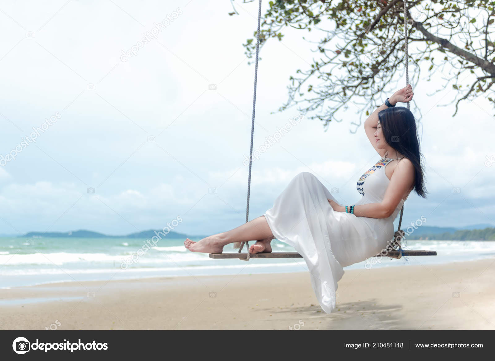 Summer Vacations Lifestyle Women Relaxing Enjoying Swing