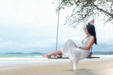 Yaz tatillerini. Rahatlatıcı ve kum plaj, salıncakta zevk yaşam tarzı kadın moda çarpıcı kadın tropik ada çok mutlu ve lüks tatil yaz aylarında. Seyahat ve yaz Concep