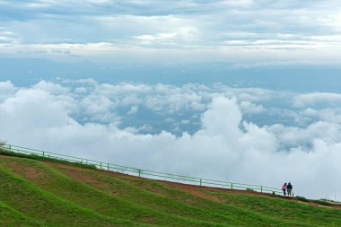 İki dağ alanında sis gündoğumu sırasında oturan aşık. Yaz aylarında güzel doğal peyzaj.