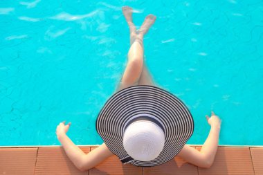 Asya kadın yaşam tarzı lüks yüzme havuzu güneşlenme, yaz günü beach Resort otel yakınındaki rahatlatıcı. Yaz konsepti