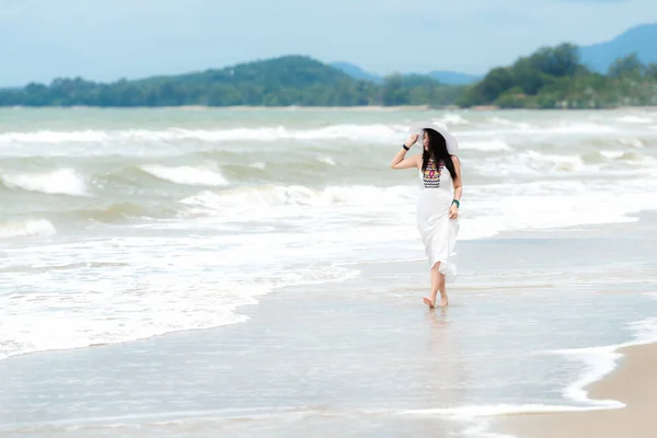 Yaz Tatillerini Rahatlatıcı Kum Plaj Salıncakta Zevk Yaşam Tarzı Kadın — Stok fotoğraf