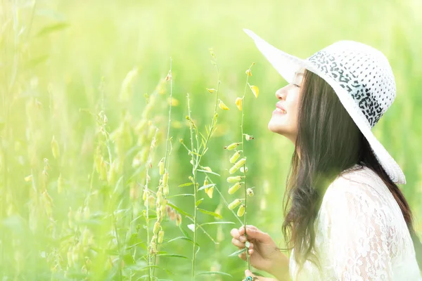 Gelukkige Aziatische Vrouw Levensstijl Weide Gele Bloem Zonsopgang Actieve Outdoor — Stockfoto