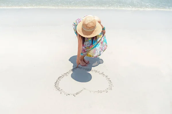 Žena Pláži Letní Prázdniny Dívka Draw Srdce Tvar Ležící Písku — Stock fotografie