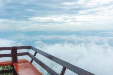 Sis gündoğumu sırasında dağ alan balkonda. Yaz aylarında güzel doğal peyzaj.