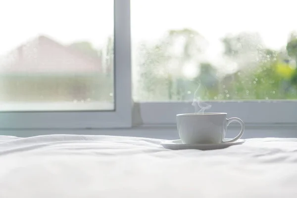 Café Fresco Por Mañana Cama Blanca Cerca Ventana Día Soleado — Foto de Stock