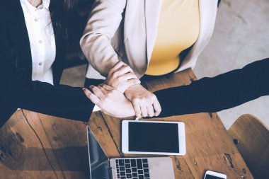Ekip çalışması başarı. Üstten görünüm Executive iş adamları ekip ekip çalışması gösterilen ve office ortak işletmede tanıştıktan sonra eller katılmadan mutlu grup. İş kavramı.