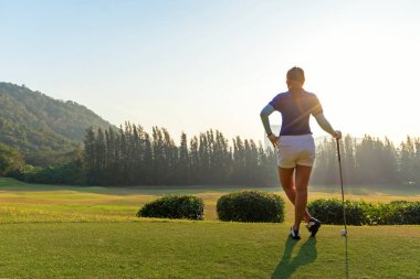 Golf kadınlar. Oynarken golf golf club civarındaki güneşli ve akşam günbatımı zamanı içinde kopya alanı ile neşeli mutlu Asya gülümseyen kadın. Yaşam tarzı kavramı