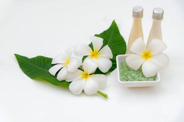 Tay spa kompozisyon tedaviler aroma terapi Plumeria çiçek beyaz tahta üzerinde. Sağlıklı kavramı.