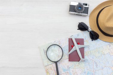 Yaz pasaport fotoğraf makinesi vintage ile seyahat planlama, harita, balık yıldız, güneş gözlüğü, şapka, uçak. Tatil, üstten görünüm beyaz tahta ve kopya alanı bir yolculuk. Yaz ve seyahat kavramı.
