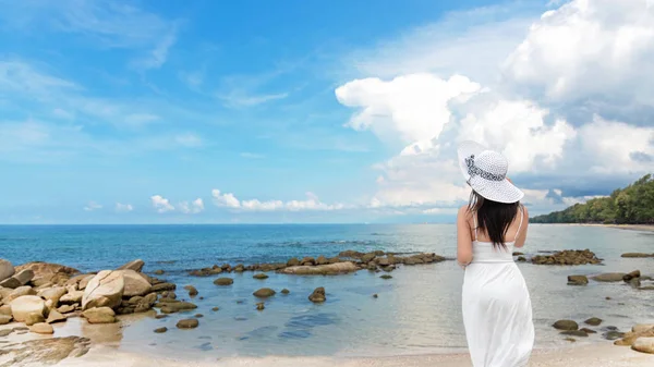 Día Verano Mujer Estilo Vida Con Vestido Blanco Moda Playa —  Fotos de Stock