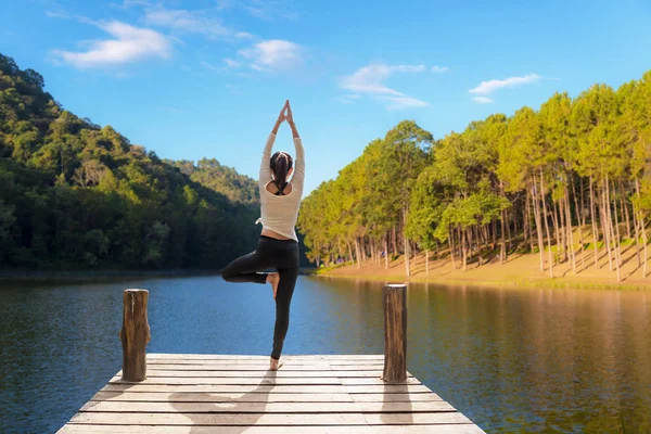 Gesunde Lebensweise Der Frau Ausgewogen Praktizieren Meditation Und Zen Energie — Stockfoto