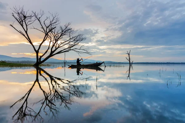 Pescador Silueta Barco Lago Sol Por Mañana Agricultura Industrias — Foto de Stock