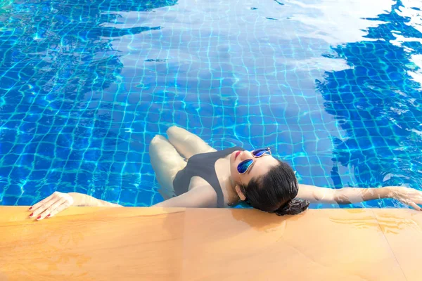 Freedom Women Lifestyle Relaxing Luxury Swimming Pool Summer Day Beach — Fotografia de Stock
