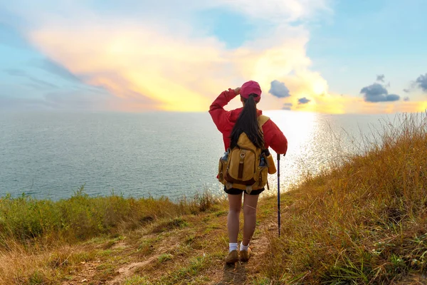 登山女子爬上海边山上最后一段日落 旅行者在户外生活冒险和露营 旅行理念 — 图库照片