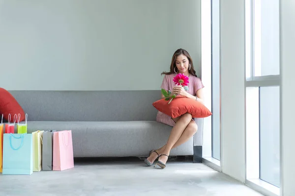 Aziatische Lachende Vrouw Blij Online Winkelen Met Haar Winkelen Casual — Stockfoto