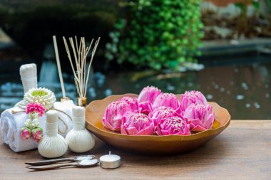 Kaplıca tedavisi ve lotus çiçek Tayland ile masaj. Tay spa kompozisyon tedaviler aroma terapi. Sağlıklı yaşam konsepti.