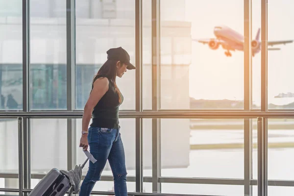 Las Mujeres Viajeras Planean Mochila Ven Avión Ventana Cristal Del —  Fotos de Stock