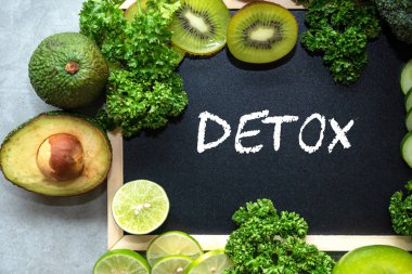 Detoks tebeşir tahtası tablo üzerinde yazıt. Diyet sağlıklı vücut ve detoks taze yeşil meyve ve sebze ile için. Sağlıklı kavramı.