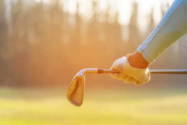 Close Hand Golfer Vrouwen Speler Bedrijf Clubs Voor Warme Golf — Stockfoto