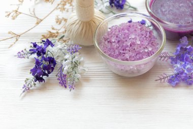 Lavanta aromaterapi mum ile Spa. Thai Spa tedavileri rahatla ve beyaz arka plan masaj. Sağlıklı kavramı. seçeneðini belirleyin ve yumuşak odak