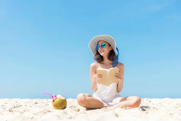 Vacaciones Verano Mujeres Asiáticas Oliendo Relajarse Leer Libro Playa Tan —  Fotos de Stock
