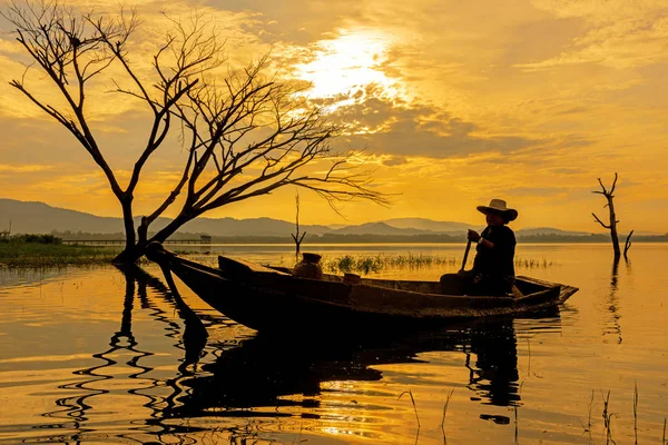 Pescador Silueta Barco Pescado Lago Mañana Del Sol Tailandia — Foto de Stock