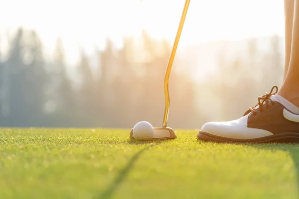 Mão Mulher Asiática Colocando Bola Golfe Tee Com Clube Campo — Fotografia de Stock