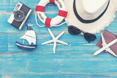 Seyahat etmek Plan. Üstten görünüm planlama seyahat gezi tatil yaz seyahat seyahat aksesuarları, retro kamera, uçak ve pasaport, vintage sesi stil, kopya alanı ile sahilde. Seyahat ve yaz konsepti.