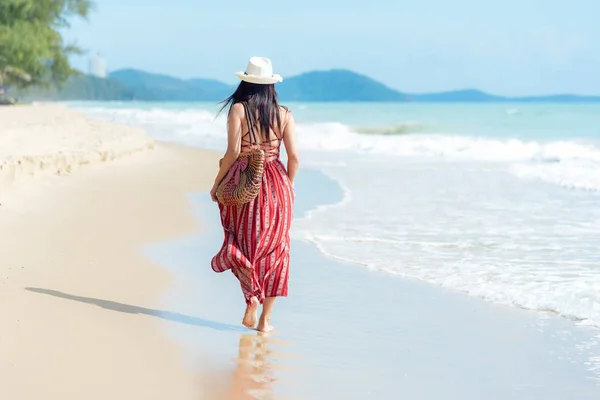 Sommerferien Lifestyle Frau Trägt Mode Sommerreisen Fuß Sandstrand Des Ozeans — Stockfoto