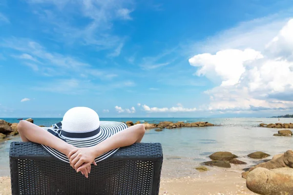 Vacaciones Verano Hermosa Mujer Asiática Joven Relajante Feliz Silla Playa — Foto de Stock