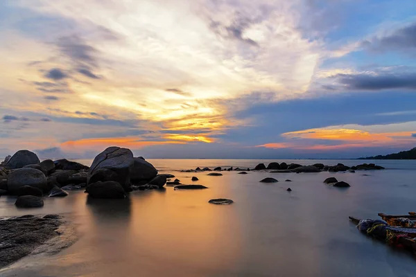 Paisaje Roca Con Puesta Sol Ola Costa Naturaleza Hermoso Cielo — Foto de Stock