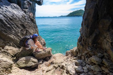 İnsanlar kadın turist Keo Sichang, tatil turizm, Tayland deniz kenarında bir mağarada seyahat. Seyahat tatil kavramı.