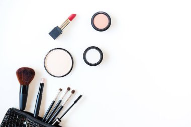 Makyaj kozmetik araçlar arka plan ve güzellik kozmetik, ürünleri ve yüz kozmetik paket ruj, göz farı beyaz arka plan, üstten görünüm ve kopya alanı. Yaşam tarzı kavramı