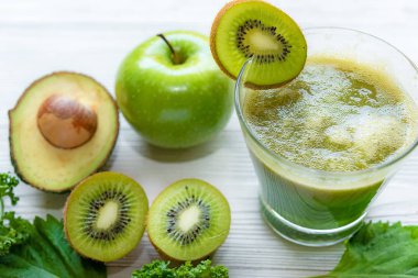Sağlıklı gıdalar. Detoks, diyet, superfoods yeşil smoothie. Yeşil elma, limon, kivi, salatalık, avokado ve yeşil yaprakları. Sağlıklı kavramı