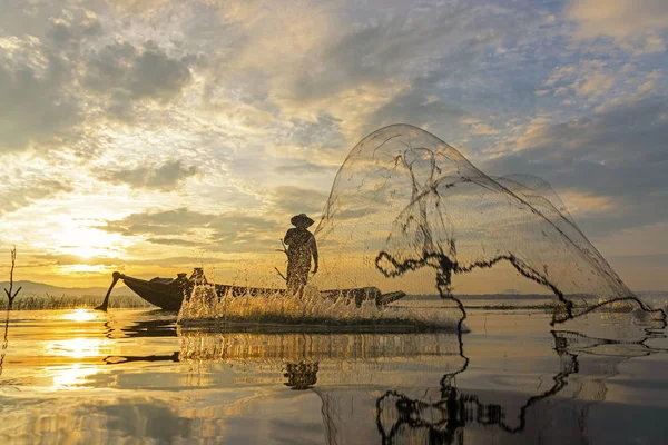 Acción Del Pescador Cuando Red Pesca Lago Mañana Del Sol — Foto de Stock