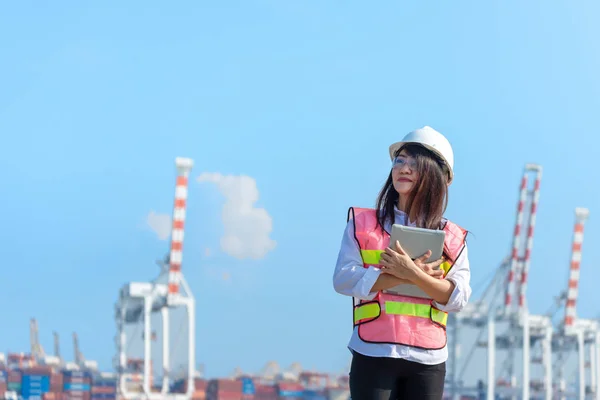 Las Mujeres Ingeniero Celebración Portátil Trabajo Con Contenedor Buque Carga —  Fotos de Stock