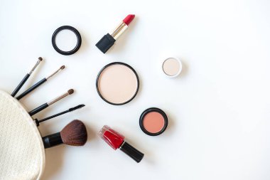 Makyaj kozmetik araçlar arka plan ve güzellik kozmetik, ürünleri ve yüz kozmetik paket ruj, göz farı beyaz arka plan, üstten görünüm ve kopya alanı. Yaşam tarzı güzellik kavramı