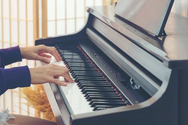 Крупним Планом Рука Грає Піаніно Підліток Жінка Розслабляється Грає Піаніно — стокове фото