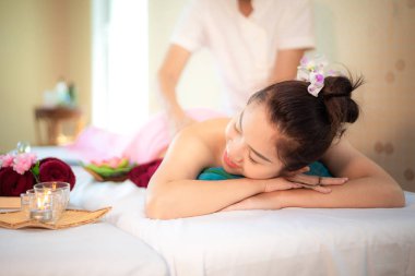 SAP masaj. Masör masaj ile tedavi Şeker fırçalayın Thai spa yaşam tarzı Asyalı kadın vücudunda yapıyor o yüzden rahatla ve lüks. Sağlıklı kavramı