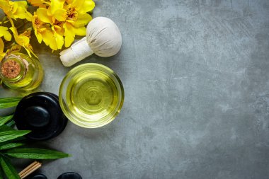 Thai Spa. Üstten görünüm için ayarlama sıcak taş tedavi masaj ve sarı Orkide cins blackboard kopya alanı ile rahatlayın. Yeşil yaprak siyah taş yığını için spa terapi ile. Yaşam tarzı ve sağlıklı kavramı