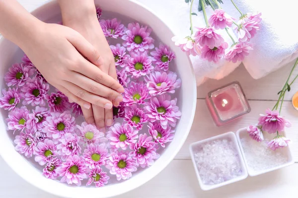 Kadın Ayak Manikür Çivi Ile Pembe Çiçek Kopya Alanı Spa — Stok fotoğraf