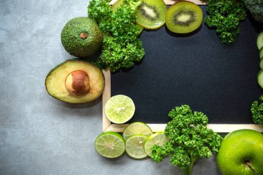 Pano tablo alanı metni kopyalayın. Diyet sağlıklı vücut ve detoks taze yeşil meyve ve sebze ile için. Sağlıklı kavramı.