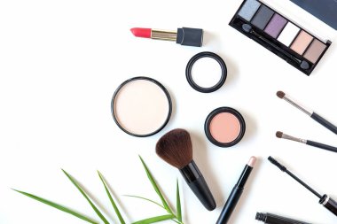 Makyaj kozmetik araçlar arka plan ve güzellik kozmetik, ürünleri ve yüz kozmetik paket ruj, göz farı beyaz arka plan, üstten görünüm ve kopya alanı. Yaşam tarzı güzellik kavramı