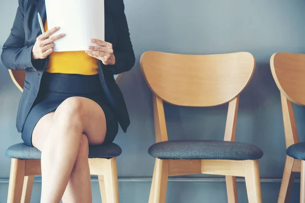 Entrevista Trabajo Documento Revisión Mujeres Jóvenes Mientras Esperan Entrevista Trabajo — Foto de Stock