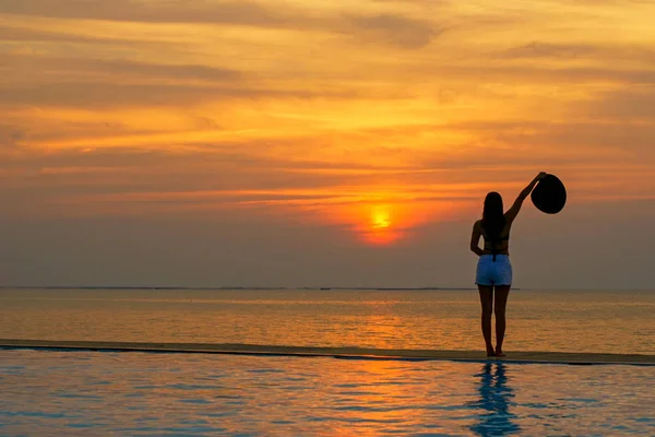 Mulher Estilo Vida Feliz Grande Chapéu Relaxante Liberdade Piscina Perto — Fotografia de Stock